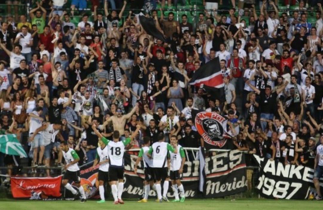 humildexhuevos's tweet image. Partido de los que molan hoy.
De los que suenan a los 90
De previas regadas desde temprano
Y de nuestra Mártir a nuestro lado.
17:30 MÉRIDA - Hércules