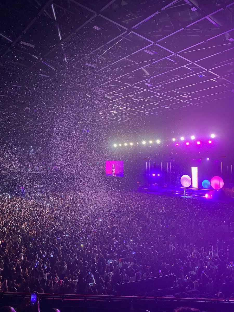 Tyllaaaaaaa's tweet image. The past 2 shows felt like I was rocking w my friends
 ❤️🐅 ILY SA