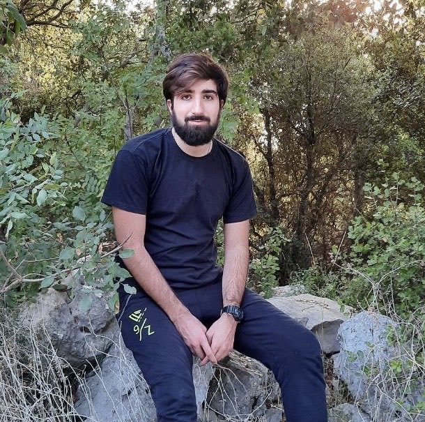 Hasanillaik's tweet image. أحدّ عشرَ كوكباً شيّعنا، أمس السبت، في بلدتي يحمر الشقيف، التي لا يزال الاحتلال يُعلن منع عودة أهلها إليها. لكن الأهل عادوا، وشيّعوا أبناءهم المقاومين الذين قضوا دفاعاً عن أرضهم وأهلها، وكانت جثامينهم مودعة إلى ما بعد انتهاء الحرب. وما إن فرغنا من التشييع، حتى أتانا البلاغ الذي…