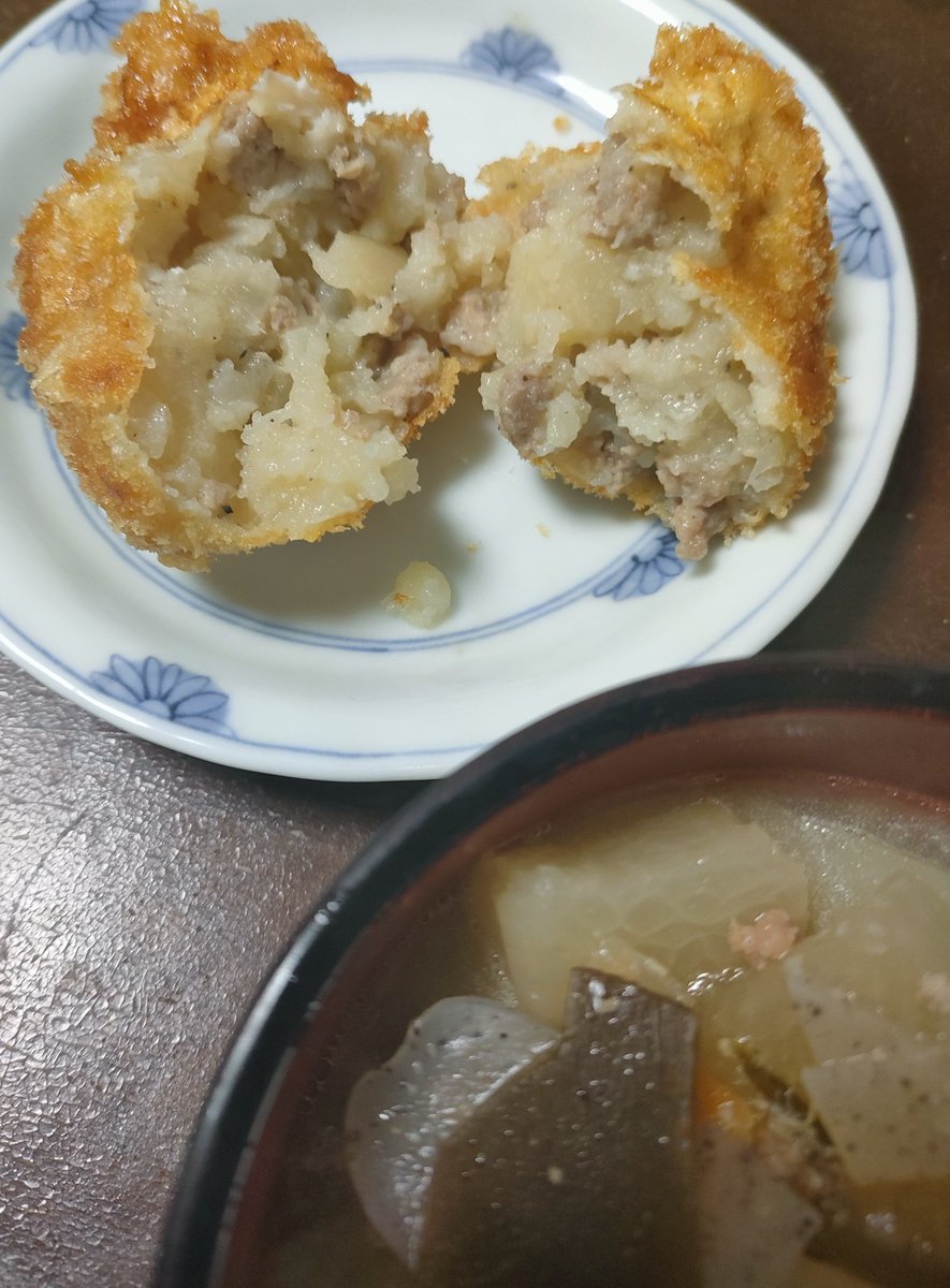 amaguisawaqui's tweet photo. ＃タイバニ豚汁部  
コロッケとツーショットですが、昨日、行きつけの八百屋さんで三浦大根をお安くしてもらったので、中身はおでん、皮と葉っぱを豚汁に。コロッケのひき肉を解凍し過ぎたのでひき肉豚汁です。 https://t.co/Fdb1tIgoCR