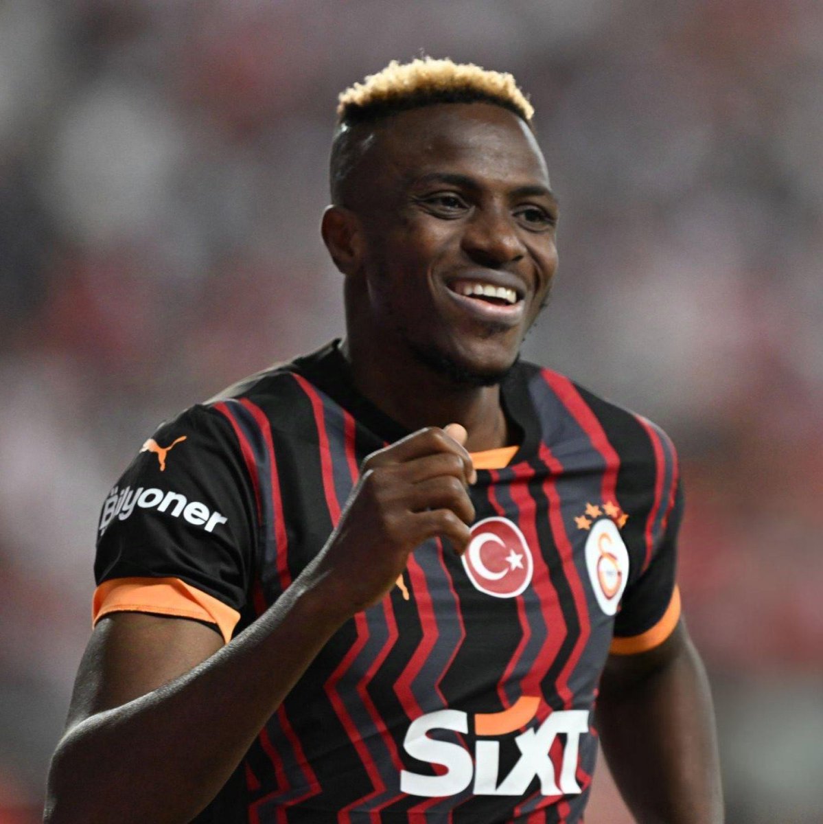 SoccerBytes_'s tweet photo. KING VICTOR REIGNS SUPREME! 👑💛❤️ Victor Osimhen hits double digits for Galatasaray with his 10th goal!
The Nigerian goal-machine keeps rolling!
#soccerbytes #Osimhen #Galatasaray #GoalKing https://t.co/2kfusTYDDN