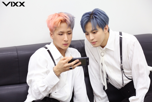 keocentric's tweet photo. hongbin's hair was so powerful it dyed ravi's hair too https://t.co/u3iMIgtIH9