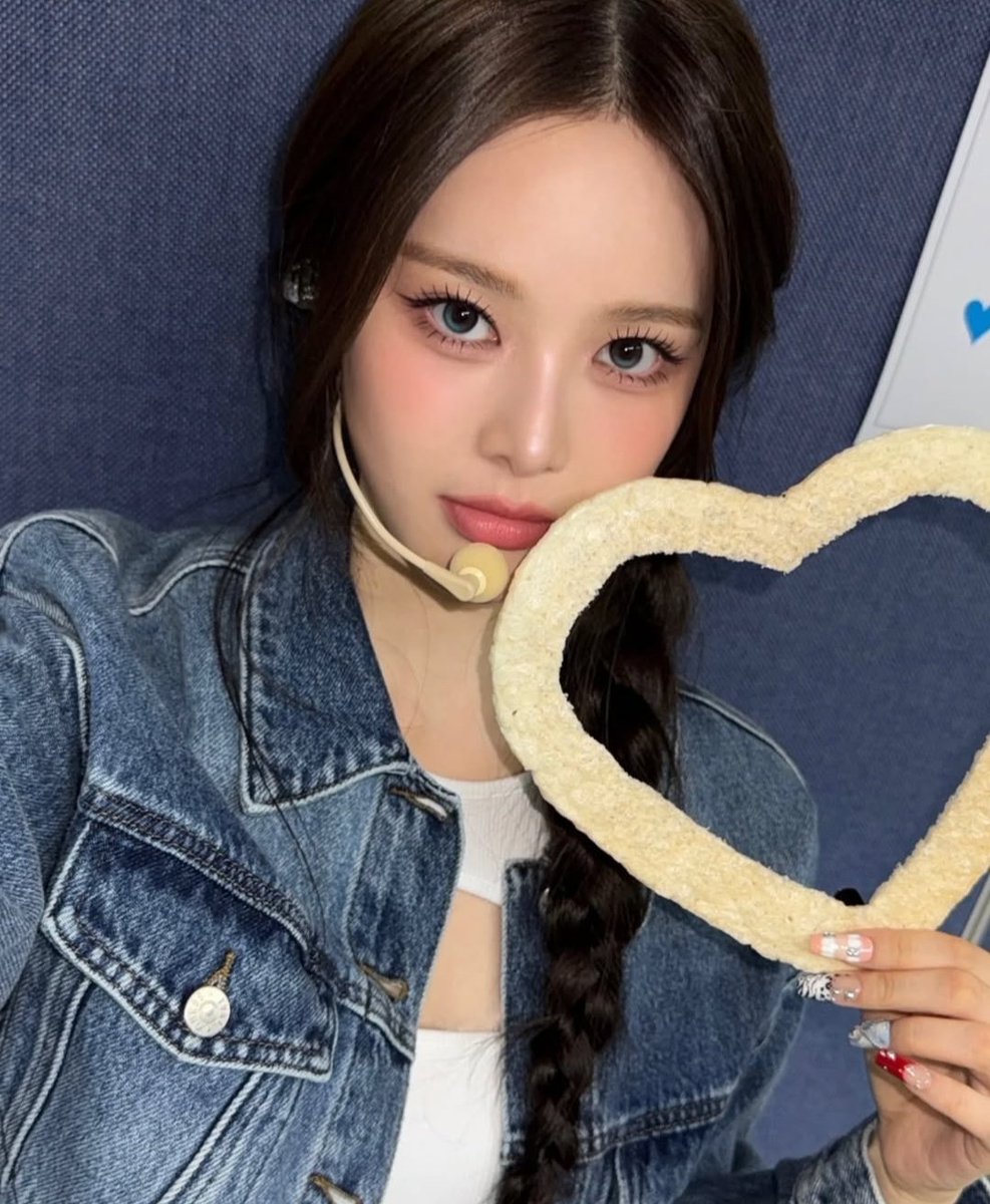 whoever did jeemin's makeup here needs a raise