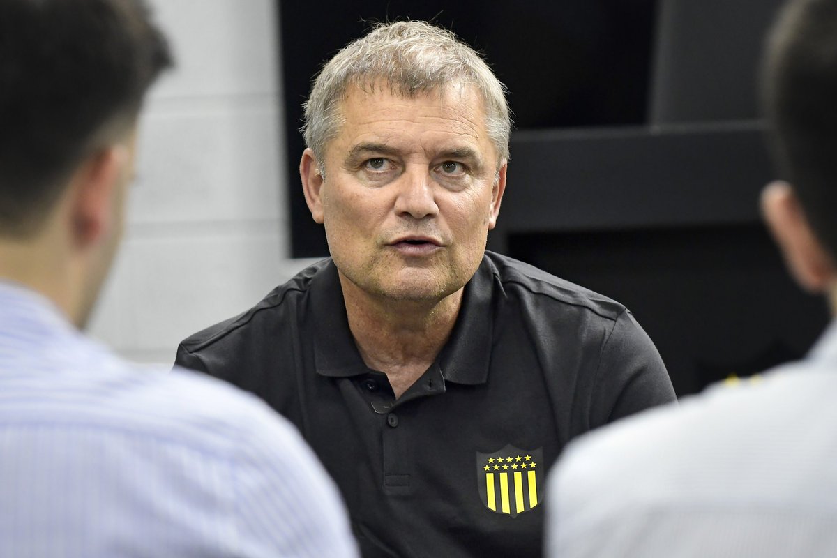 Diego Aguirre: qué palabra define su espectacular año, el perfil que debe tener un jugador de #Peñarol y lo que más le dolió en todo el 2024. Entrevista con <a href="/elpaisuy/">EL PAÍS</a> y <a href="/ovacionuy/">OVACIÓN</a> junto a <a href="/CasuriagaNahuel/">Nahuel Casuriaga</a> 

🗞️: elpais.com.uy/ovacion/futbol…

🎥: <a href="/mateovazma/">Mateo Vázquez</a> 
📸: <a href="/Nia_Leal/">Estefania Leal</a>