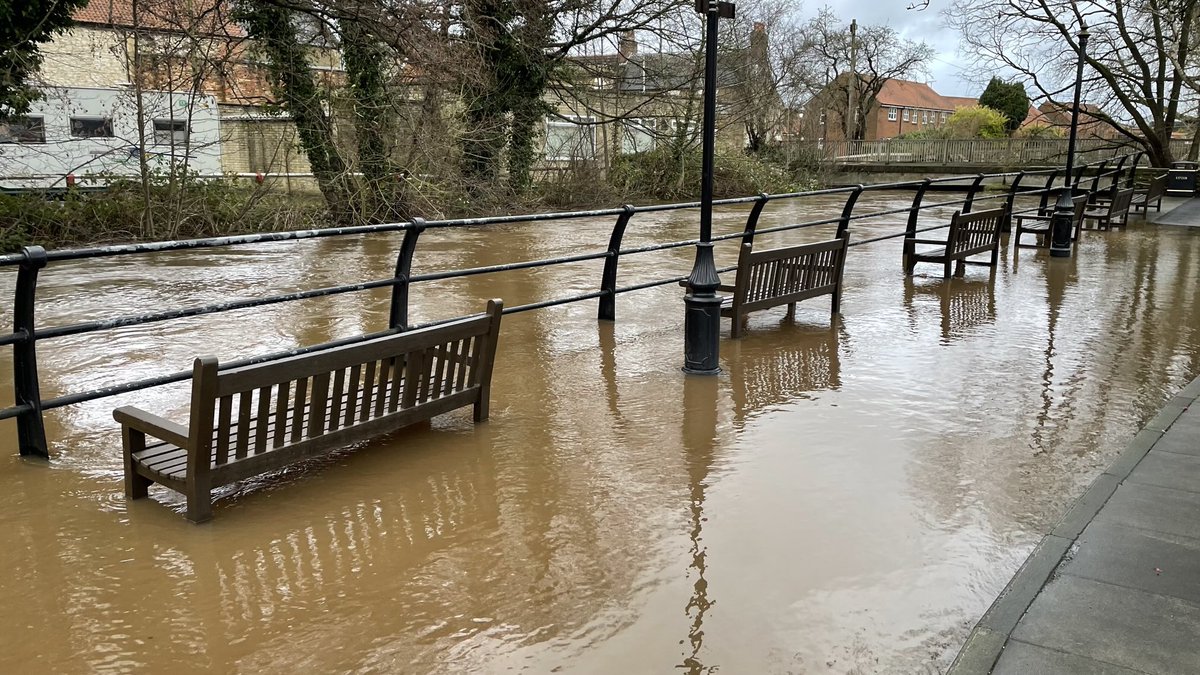 Tricky conditions in #Ryedale heavy rain causing localised road closures to overspill from fields &amp; fast flowing streams.