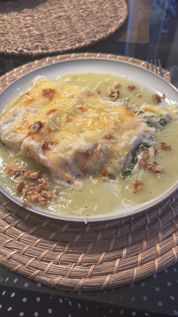 Raqueefr's tweet photo. Canelones de ricota con espinacas 🌿 en crema de espárragos y nueces 👩🏻‍🍳 https://t.co/PFpynoUHV1