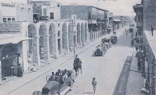 eafyoncu's tweet photo. Yavuz Sultan Selim’in kapı ağası Hasan Ağa rüyasında, Peygamber Efendimizin, padişahı Haremeyn’in hizmetine davet ettiğini gördü. Rüya padişaha anlatılınca, Yavuz, musahibi Hasan Can’a “Sana demez miyiz ki biz, bir tarafa memur olmadan hareket etmemişiz” demiş ve bu rüyadan sonra Ortadoğu seferine çıkıp Suriye, Lübnan, Ürdün, Filistin ve Mısır’ı fethetmişti.

https://t.co/fLHuo24f7e