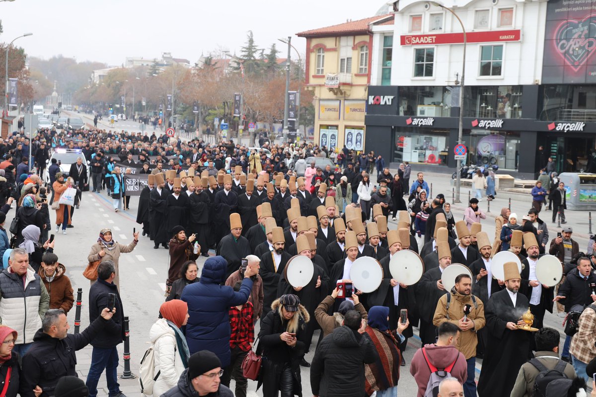 Necmettin Erbakan Üniversitesi Üçüncü Yeni Topluluğu olarak katıldığımız Hz. Mevlâna'nın 751. Vuslat Yıldönümü Uluslararası Anma Törenleri kapsamında düzenlenen "Muhabbet Vakti Yürüyüşü" kortejinden kareler.