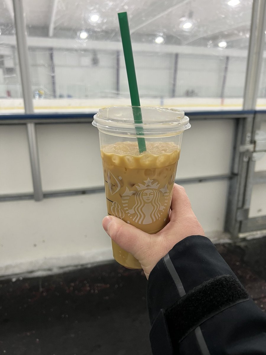 abond006's tweet image. Thank you @HealthyRoster for the free Starbucks! Coming in handy for these Sunday morning youth hockey games. #appreciative