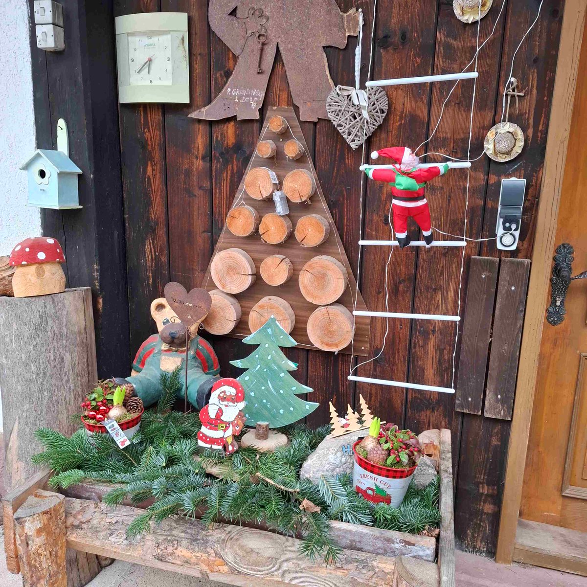 HSderSchreiber's tweet image. Interessante Bilder an #Scheunen. Den Spruch "Die Welt ist ein Irrenhaus, und hier ist die Zentrale" las ich schon anderswo.