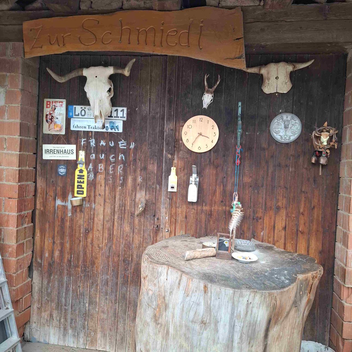 HSderSchreiber's tweet image. Interessante Bilder an #Scheunen. Den Spruch "Die Welt ist ein Irrenhaus, und hier ist die Zentrale" las ich schon anderswo.