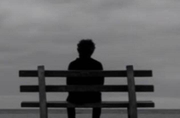 وما أطول ساعات الانتظار وأنت تجلس وحيدًا تحدق أحيانًا في وجهك وأحيانًا أخرى تنظر للهاتف في عتاب

-