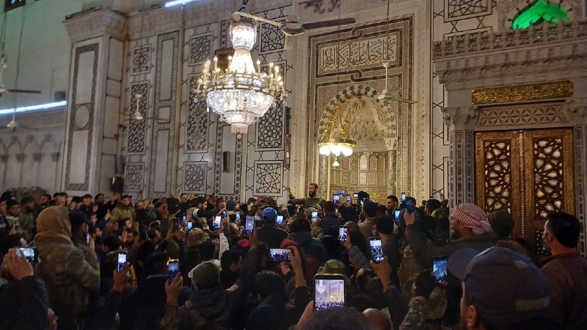 ivarmm's tweet photo. القائد أحمد الشرع | من داخل المسجد الأموي بدمشق https://t.co/BipeZE9CWG