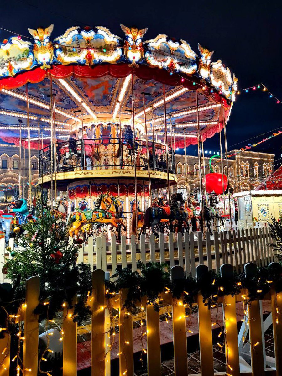 Dr_C_Becker's tweet photo. Der traditionelle #Weihnachtsmarkt - Neujahrsmarkt auf dem #RotenPlatz vor dem Kaufhaus #Gum hat begonnen 😍🎄
🇷🇺 #Russland #Moskau #FromRussiaWithLove #Dezember #winter #зима #ГУМ📷https://t.co/9b6UiDJLhi https://t.co/uBjS6oVMpA https://t.co/R6v19BW4S5