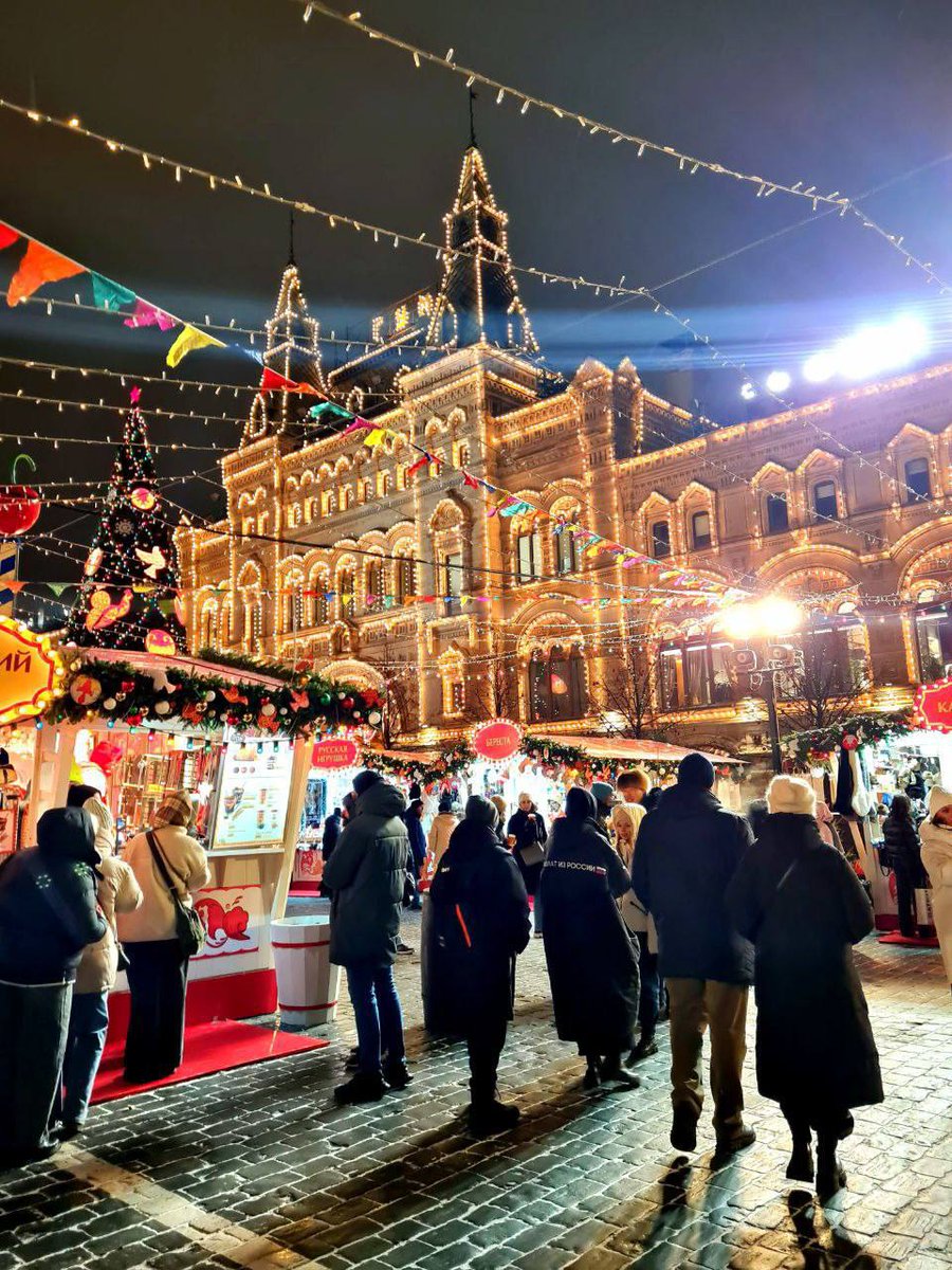 Dr_C_Becker's tweet photo. Der traditionelle #Weihnachtsmarkt - Neujahrsmarkt auf dem #RotenPlatz vor dem Kaufhaus #Gum hat begonnen 😍🎄
🇷🇺 #Russland #Moskau #FromRussiaWithLove #Dezember #winter #зима #ГУМ📷https://t.co/9b6UiDJLhi https://t.co/uBjS6oVMpA https://t.co/R6v19BW4S5