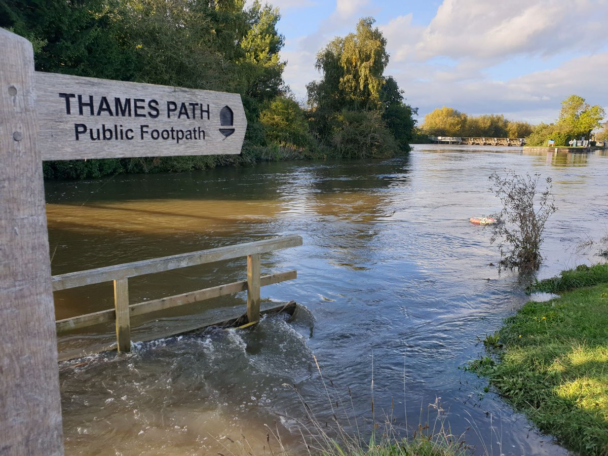 ThamesPathNT's tweet photo. #Flood Alerts along the Thames from above Cricklade to Maidenhead on #Sunday as the river and its tributaries respond to rainfall. Level is rising e.g. Reading 🔽
https://t.co/si5w9kTBxR
@EnvAgencySE @visitrdg @Reading_Bridge https://t.co/Z3n6TaddPU