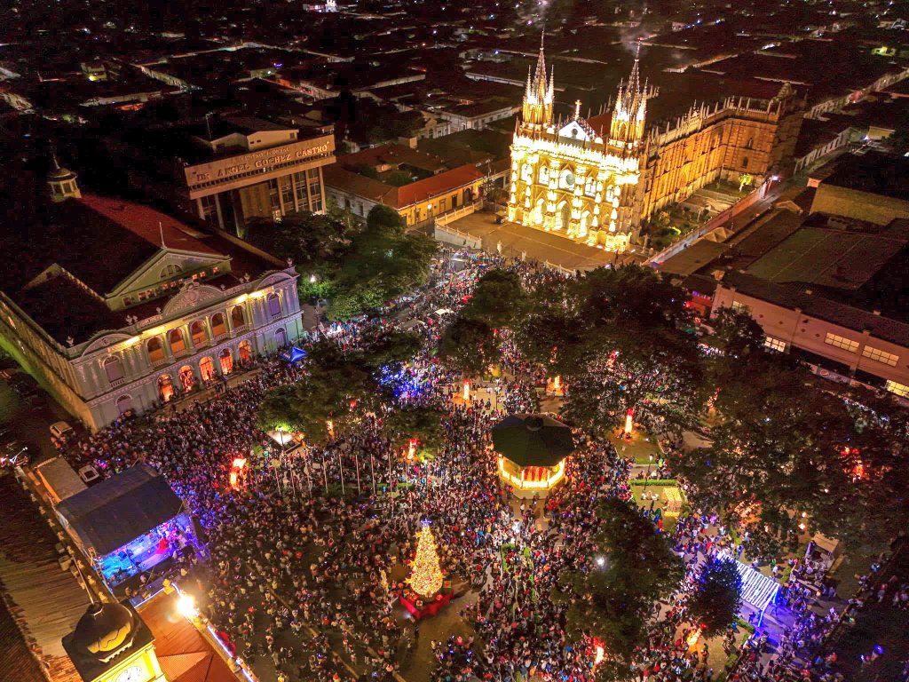 ChrisGuevaraG's tweet photo. Los santanecos viven sus fiestas navideñas en paz y tranquilidad.

Sin seguridad, esto no fuera posible. 🎆🎄🙏 https://t.co/vAFn6c4S3p