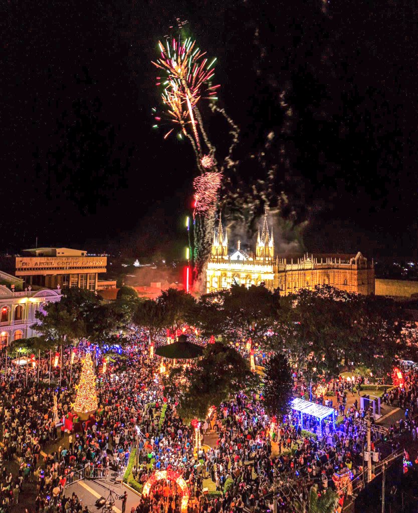 ChrisGuevaraG's tweet photo. Los santanecos viven sus fiestas navideñas en paz y tranquilidad.

Sin seguridad, esto no fuera posible. 🎆🎄🙏 https://t.co/vAFn6c4S3p