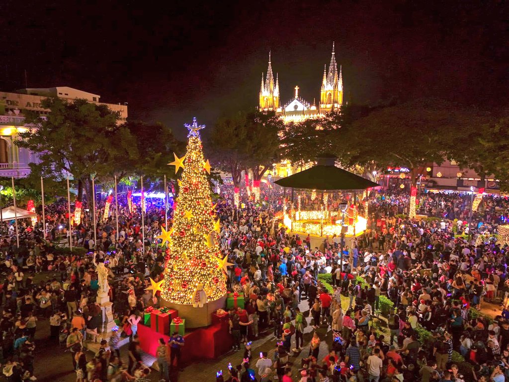 ChrisGuevaraG's tweet photo. Los santanecos viven sus fiestas navideñas en paz y tranquilidad.

Sin seguridad, esto no fuera posible. 🎆🎄🙏 https://t.co/vAFn6c4S3p