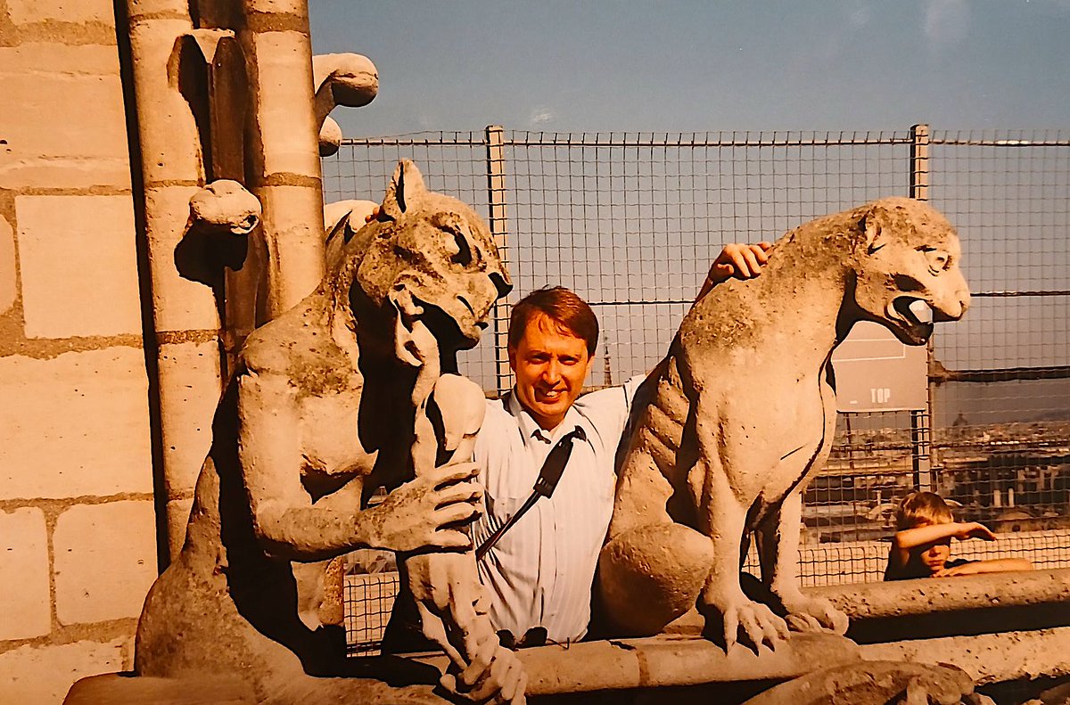 Michael_Leh's tweet image. Oben auf #NotreDameDeParis im Jahr 1996. Ich bin geborener Saarländer + war schon als Schüler oft in #Paris. Vom #Saarland aus ist es ja nicht so weit. Immer bin ich dann auch zur Notre Dame, von der aus man auch einen herrlichen Blick auf die Stadt hat.
de.wikipedia.org/wiki/Drolerie