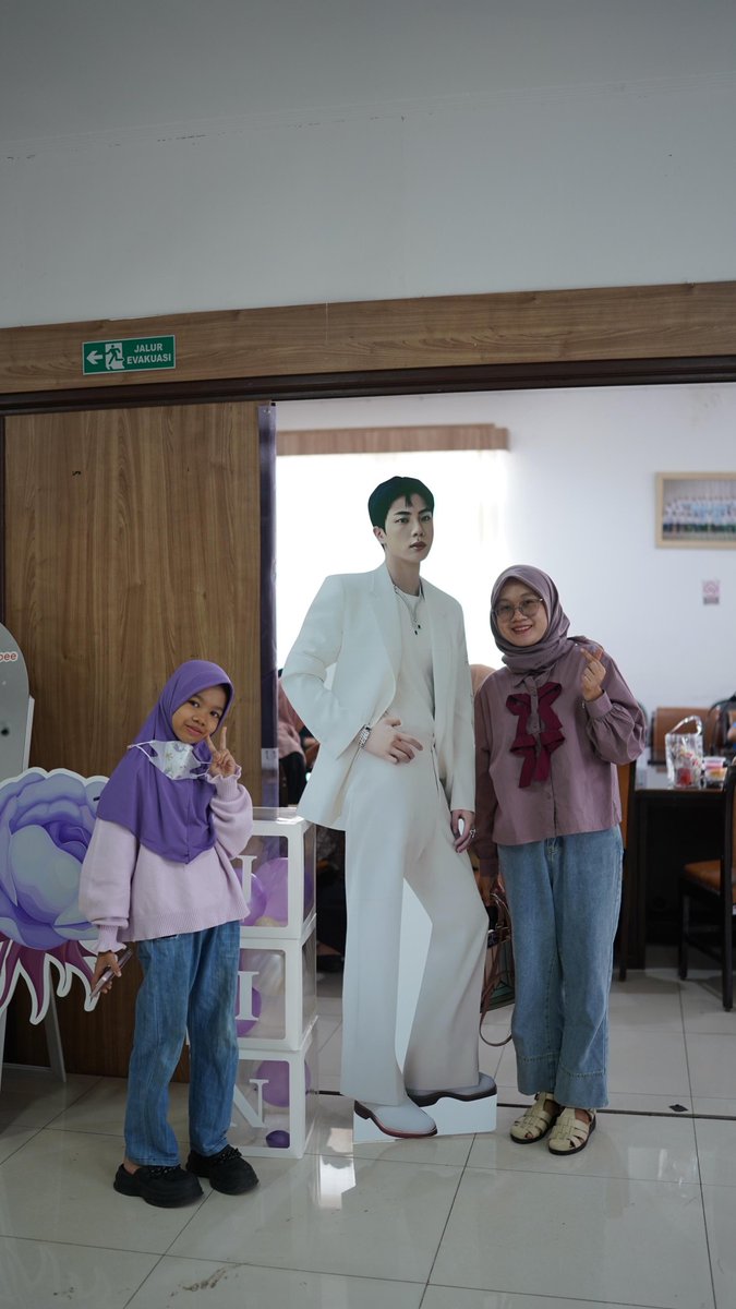 LunarJinProject's tweet photo. @MadnaeJin1204
#HappyJinDay
#BloodDonorForJin
#ARMYWithLove https://t.co/j2RaBCe1je