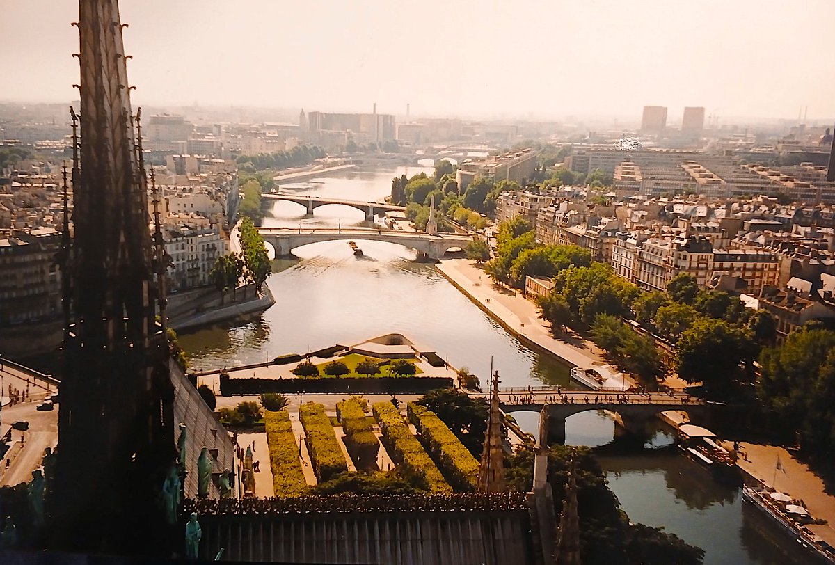 Michael_Leh's tweet image. Oben auf #NotreDameDeParis im Jahr 1996. Ich bin geborener Saarländer + war schon als Schüler oft in #Paris. Vom #Saarland aus ist es ja nicht so weit. Immer bin ich dann auch zur Notre Dame, von der aus man auch einen herrlichen Blick auf die Stadt hat.
de.wikipedia.org/wiki/Drolerie