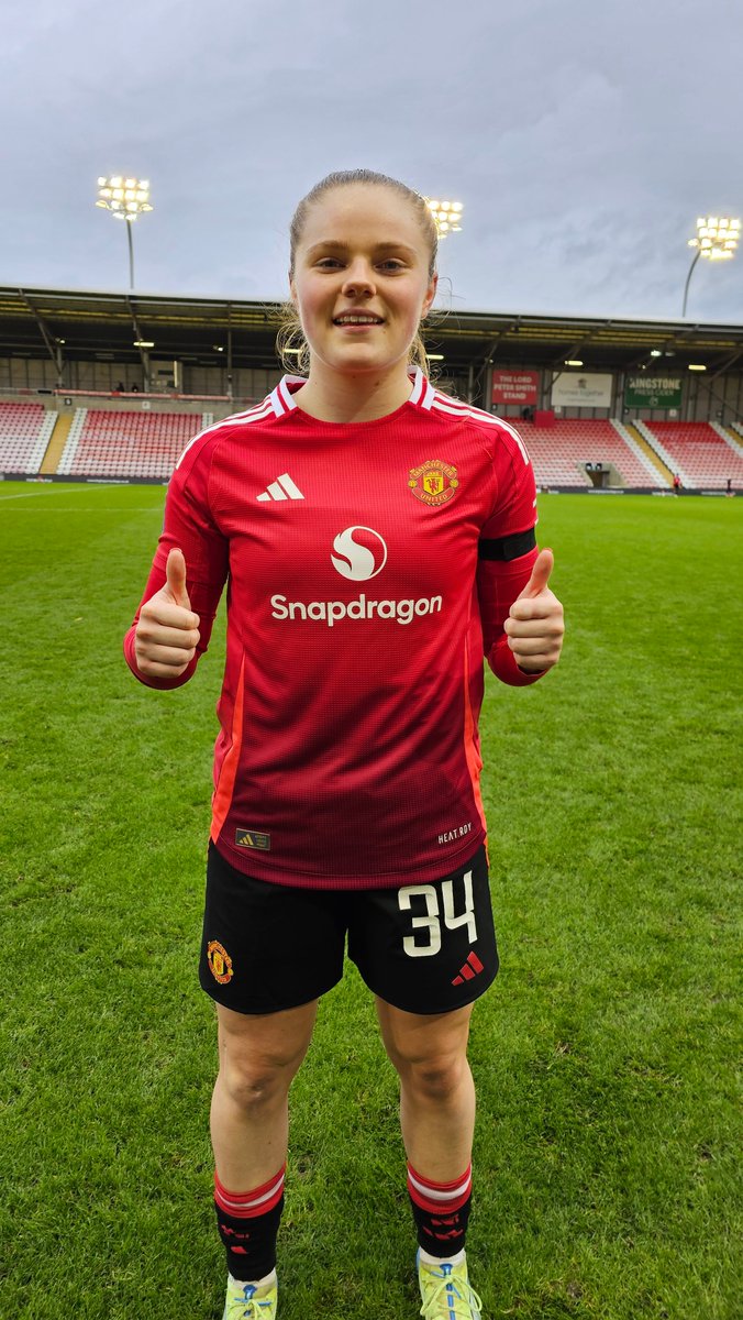 Making her #BarlcaysWSL debut! 😄👍

#MUWomen || <a href="/EmmaWat11883951/">Emma Watson</a>