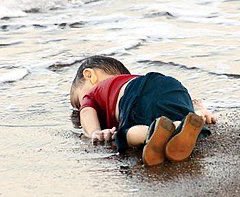 nurozkanerbay's tweet photo. If he would not have to leave his country, he wouldn't get on that boat and a his tiny body would not wash up on the beach along with his mother and brother... He would have been 13 years old now. #AylanKurdi #SyrianKids https://t.co/gZ0cKYqTxS
