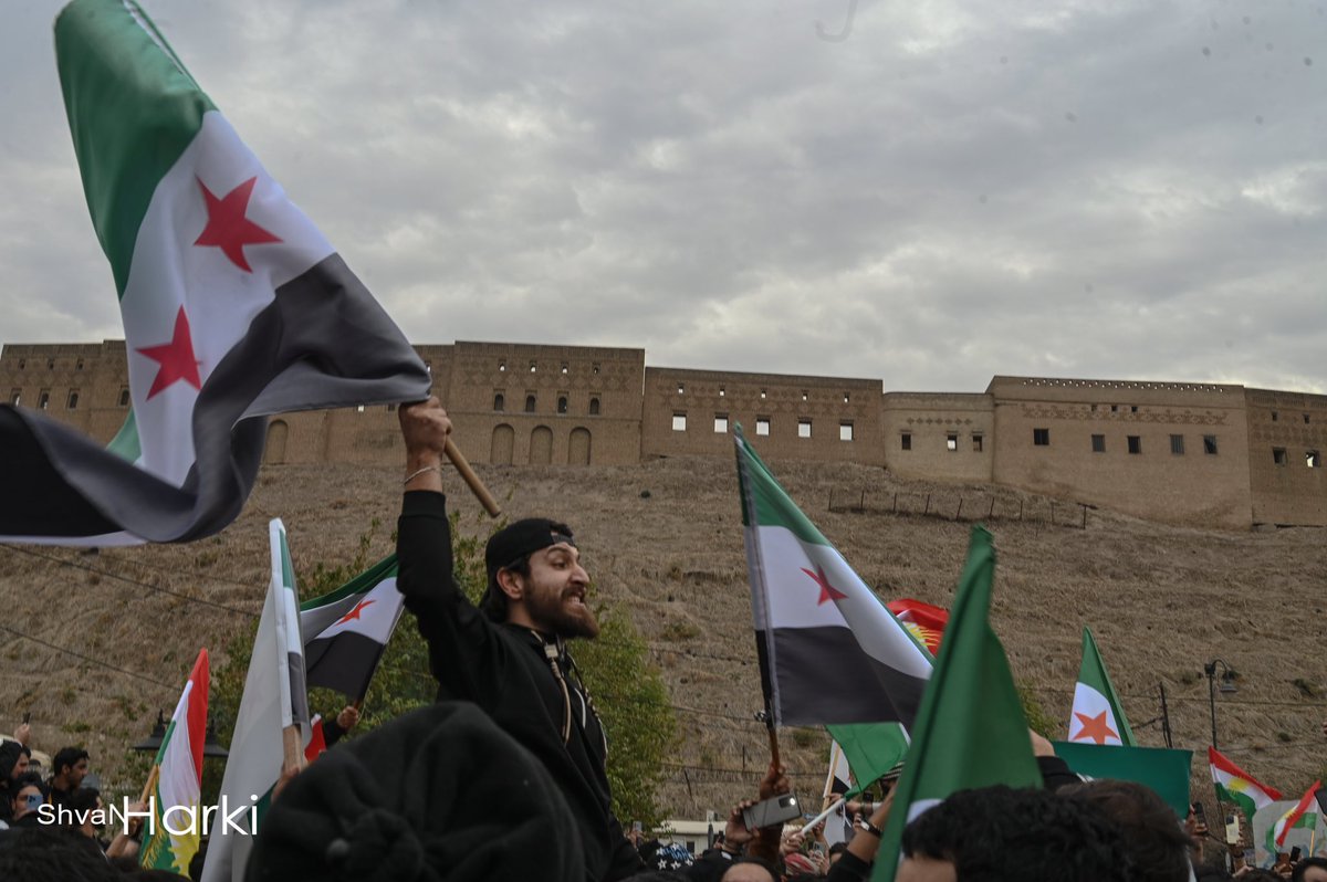 ShvanHarki's tweet photo. Erbil, Syrian citizens celebrate the fall of Bashar al-Assad's regime in Syria.
#Kurdistan #Erbil #Arbil #Iraq #Syria #سوريا https://t.co/s4MhQiUSAq