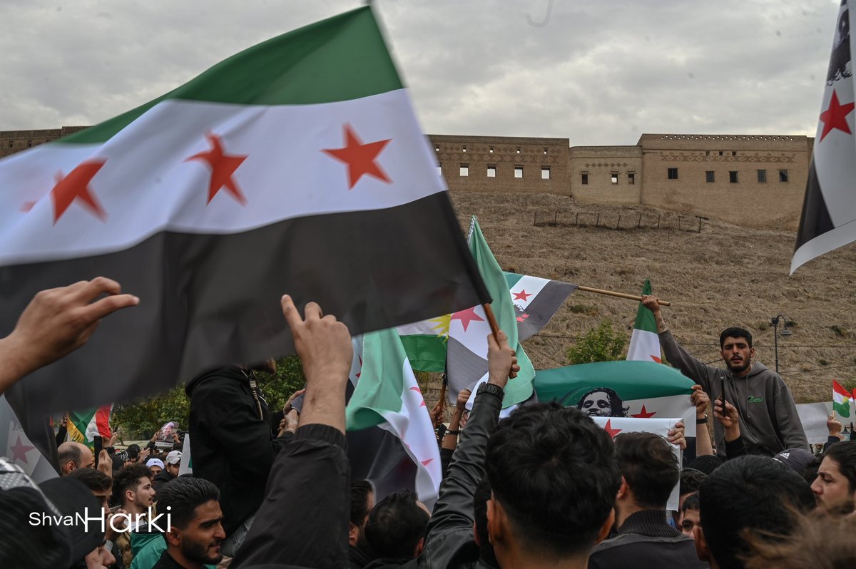 ShvanHarki's tweet photo. Erbil, Syrian citizens celebrate the fall of Bashar al-Assad's regime in Syria.
#Kurdistan #Erbil #Arbil #Iraq #Syria #سوريا https://t.co/s4MhQiUSAq