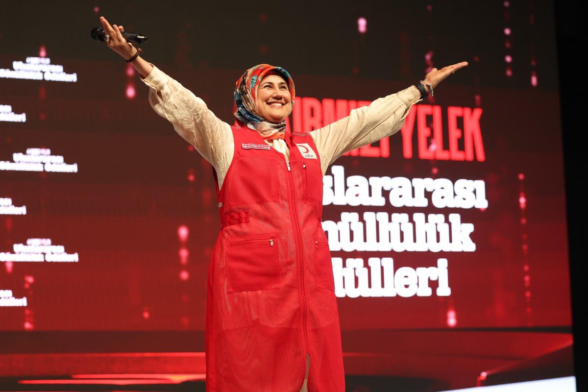FatmaMericYlmaz's tweet photo. Bu yıl 4’üncüsü düzenlenen #KırmızıYelek Uluslararası Gönüllülük Ödüllerimiz, Haliç Kongre Merkezi’nde iyiliğin ve dayanışmanın ışığını bir kez daha tüm dünyaya yaydı. Binlerce gönüllünün katıldığı bu anlamlı törende, Türkiye dâhil 30 ülkeden sivil toplum örgütleri, özel sektör temsilcileri, ulusal dernekler ve bireyler, insanlığa yaptıkları katkılardan dolayı ödüllendirildi. 

Bu ödüller, yalnızca bir teşekkür değil; iyiliğin sınır tanımadığını, gönüllülüğün evrensel bir değer olduğunu gösteren ve dayanışmanın gücünü bizlere hatırlatan birer sembol. Ödül sahiplerini kutluyor, törenimize katılan herkese sonsuz teşekkürlerimi sunuyorum.