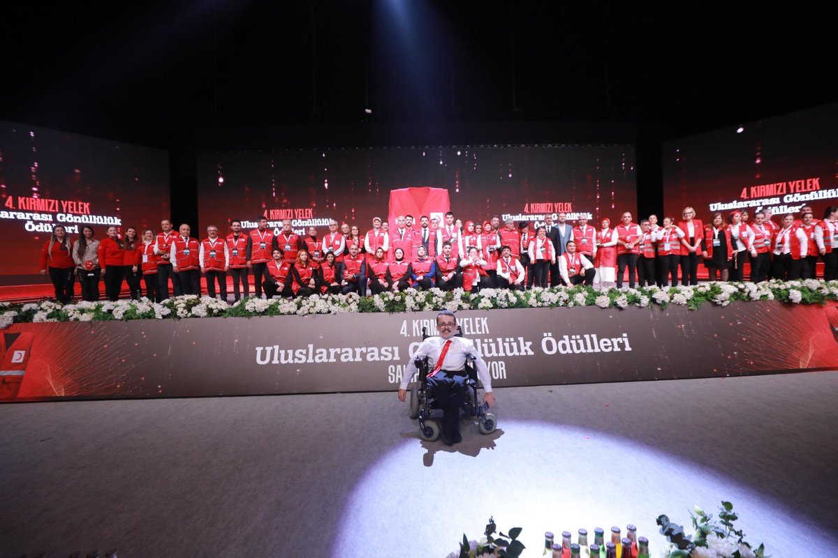 FatmaMericYlmaz's tweet photo. Bu yıl 4’üncüsü düzenlenen #KırmızıYelek Uluslararası Gönüllülük Ödüllerimiz, Haliç Kongre Merkezi’nde iyiliğin ve dayanışmanın ışığını bir kez daha tüm dünyaya yaydı. Binlerce gönüllünün katıldığı bu anlamlı törende, Türkiye dâhil 30 ülkeden sivil toplum örgütleri, özel sektör temsilcileri, ulusal dernekler ve bireyler, insanlığa yaptıkları katkılardan dolayı ödüllendirildi. 

Bu ödüller, yalnızca bir teşekkür değil; iyiliğin sınır tanımadığını, gönüllülüğün evrensel bir değer olduğunu gösteren ve dayanışmanın gücünü bizlere hatırlatan birer sembol. Ödül sahiplerini kutluyor, törenimize katılan herkese sonsuz teşekkürlerimi sunuyorum.