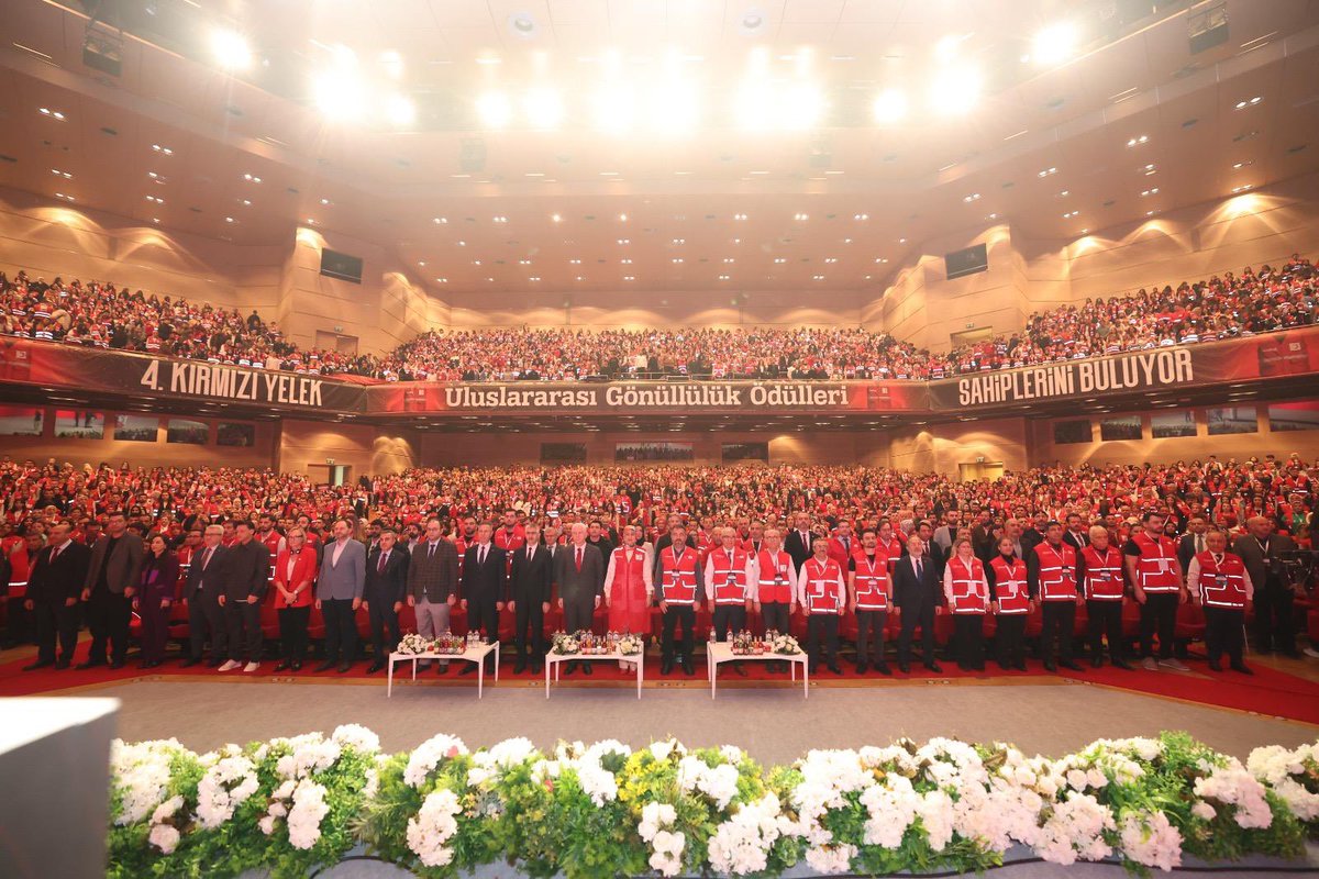 FatmaMericYlmaz's tweet photo. Bu yıl 4’üncüsü düzenlenen #KırmızıYelek Uluslararası Gönüllülük Ödüllerimiz, Haliç Kongre Merkezi’nde iyiliğin ve dayanışmanın ışığını bir kez daha tüm dünyaya yaydı. Binlerce gönüllünün katıldığı bu anlamlı törende, Türkiye dâhil 30 ülkeden sivil toplum örgütleri, özel sektör temsilcileri, ulusal dernekler ve bireyler, insanlığa yaptıkları katkılardan dolayı ödüllendirildi. 

Bu ödüller, yalnızca bir teşekkür değil; iyiliğin sınır tanımadığını, gönüllülüğün evrensel bir değer olduğunu gösteren ve dayanışmanın gücünü bizlere hatırlatan birer sembol. Ödül sahiplerini kutluyor, törenimize katılan herkese sonsuz teşekkürlerimi sunuyorum.