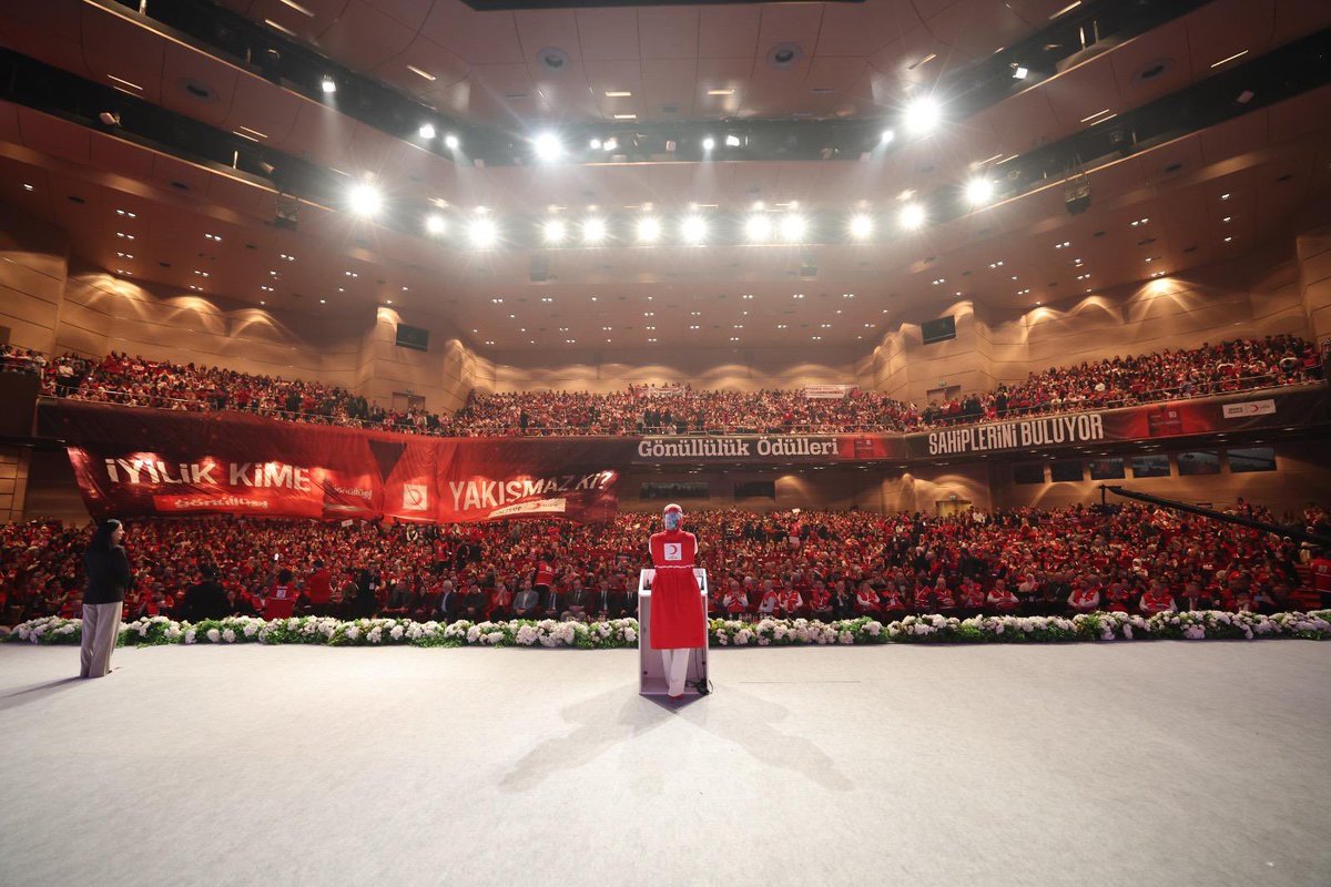 FatmaMericYlmaz's tweet photo. Bu yıl 4’üncüsü düzenlenen #KırmızıYelek Uluslararası Gönüllülük Ödüllerimiz, Haliç Kongre Merkezi’nde iyiliğin ve dayanışmanın ışığını bir kez daha tüm dünyaya yaydı. Binlerce gönüllünün katıldığı bu anlamlı törende, Türkiye dâhil 30 ülkeden sivil toplum örgütleri, özel sektör temsilcileri, ulusal dernekler ve bireyler, insanlığa yaptıkları katkılardan dolayı ödüllendirildi. 

Bu ödüller, yalnızca bir teşekkür değil; iyiliğin sınır tanımadığını, gönüllülüğün evrensel bir değer olduğunu gösteren ve dayanışmanın gücünü bizlere hatırlatan birer sembol. Ödül sahiplerini kutluyor, törenimize katılan herkese sonsuz teşekkürlerimi sunuyorum.