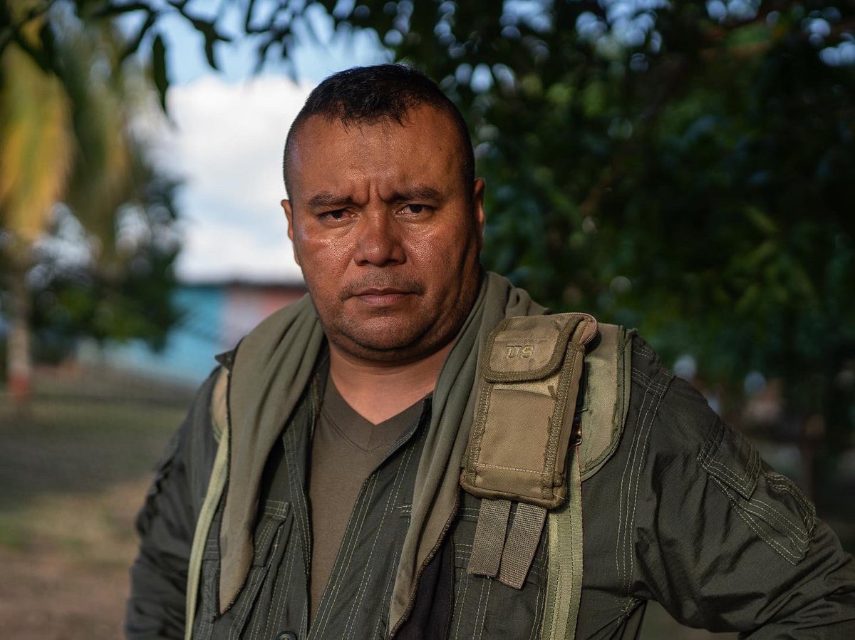 🔴Viajamos al Yarí, el territorio controlado por el EMBF, la mayor disidencia de FARC que sigue en diálogos de paz con <a href="/petrogustavo/">Gustavo Petro</a>.

Entrevistamos a ‘Calarcá’, el comandante del grupo

Va hilo con inquietudes y reflexiones que dejan sus respuestas de cara a la negociación 🧵👇🏾