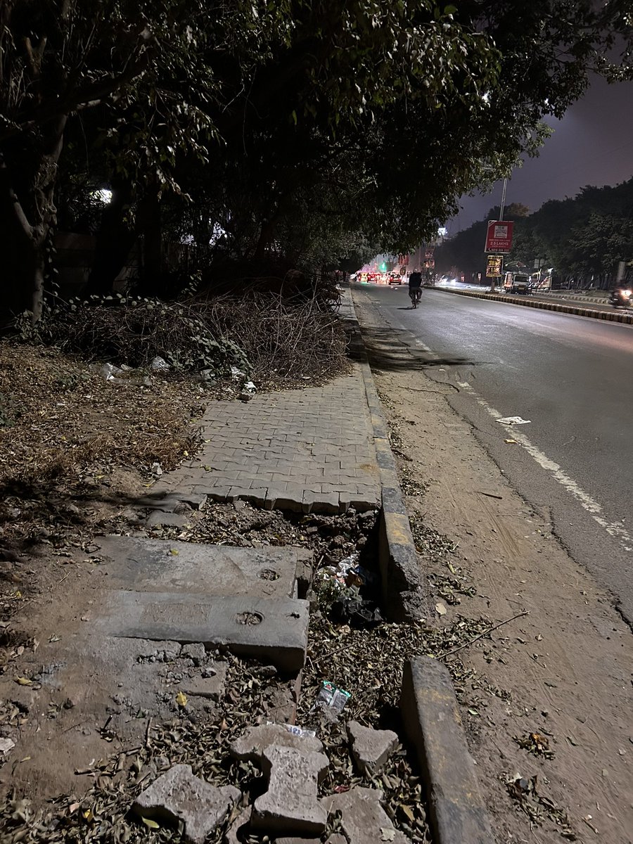 Sanjibchat's tweet photo. @MunCorpGurugram @OfficialGMDA 
Thank you lights on Vikas marg is now functional after several months. I request you to make the footpath on both sides pedestrian friendly. Location Vikas Marg Sec 50 between Arcadia and Wembley Estate. Sharing some pics https://t.co/EcUNURZftz