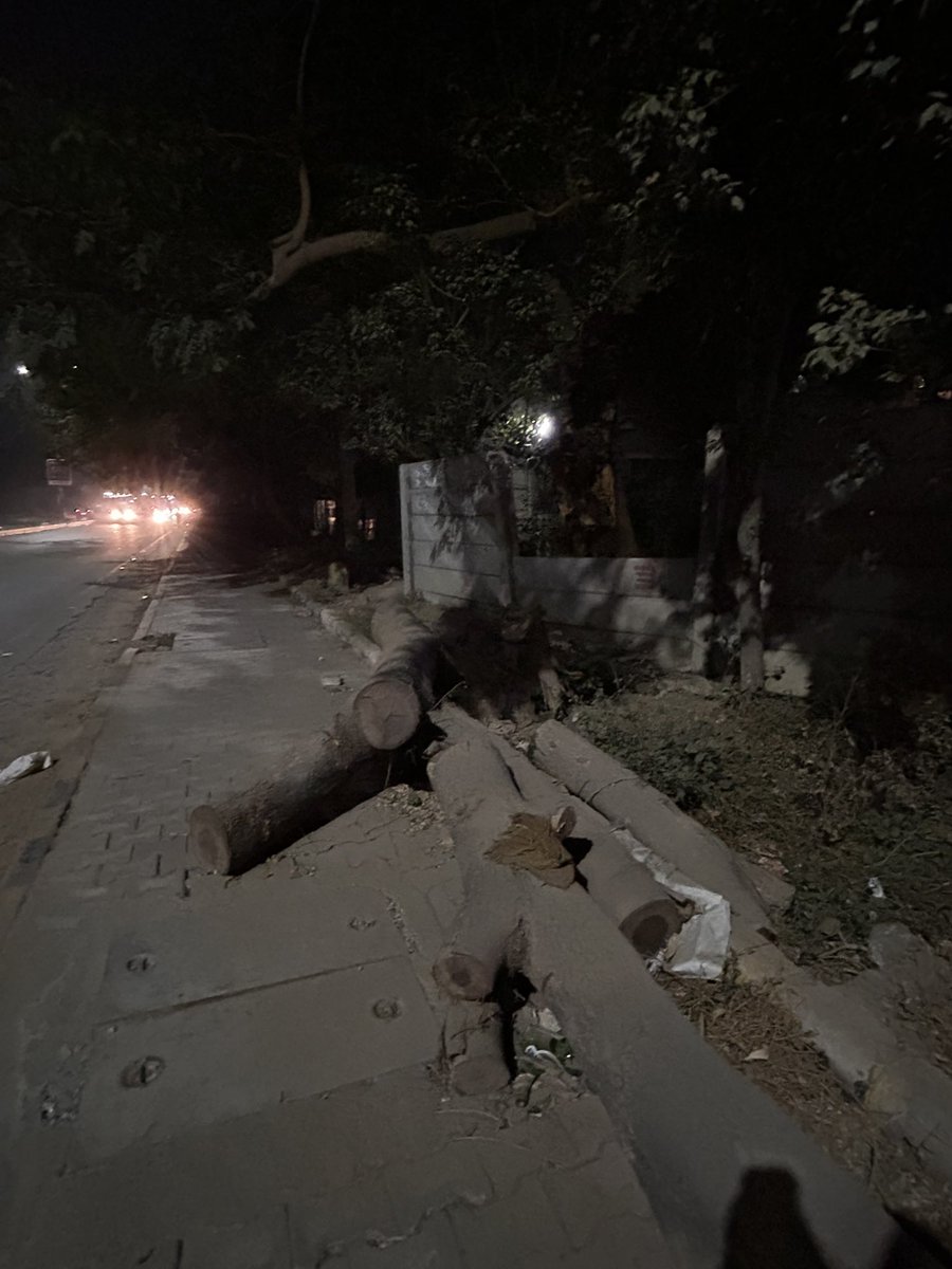 Sanjibchat's tweet photo. @MunCorpGurugram @OfficialGMDA 
Thank you lights on Vikas marg is now functional after several months. I request you to make the footpath on both sides pedestrian friendly. Location Vikas Marg Sec 50 between Arcadia and Wembley Estate. Sharing some pics https://t.co/EcUNURZftz