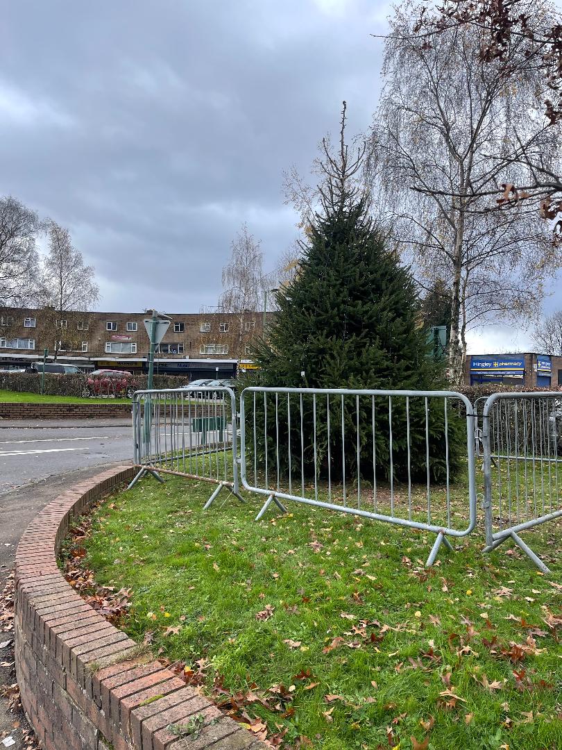 *Community XMAS TREE RETURNS TO HOBS MOAT ROAD SHOPPING PARADE/SHOPS* Pleased to have secured the support &amp; a generous donation from a local business to bring back the tradition of a Tree here (at NO cost to the Taxpayer). One was last positioned here 5 years ago (December 2019!)