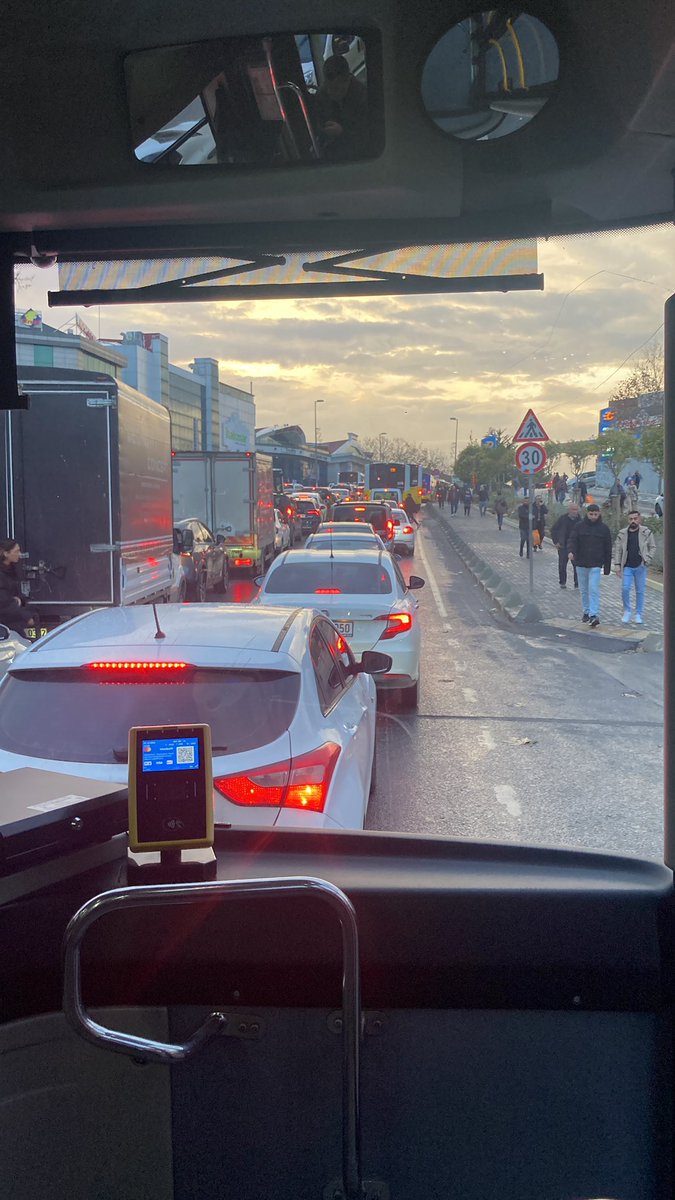sgtnur's tweet photo. Mercedes’imle yine bir gün trafikteyim 😩 https://t.co/G4HZVyFgVC