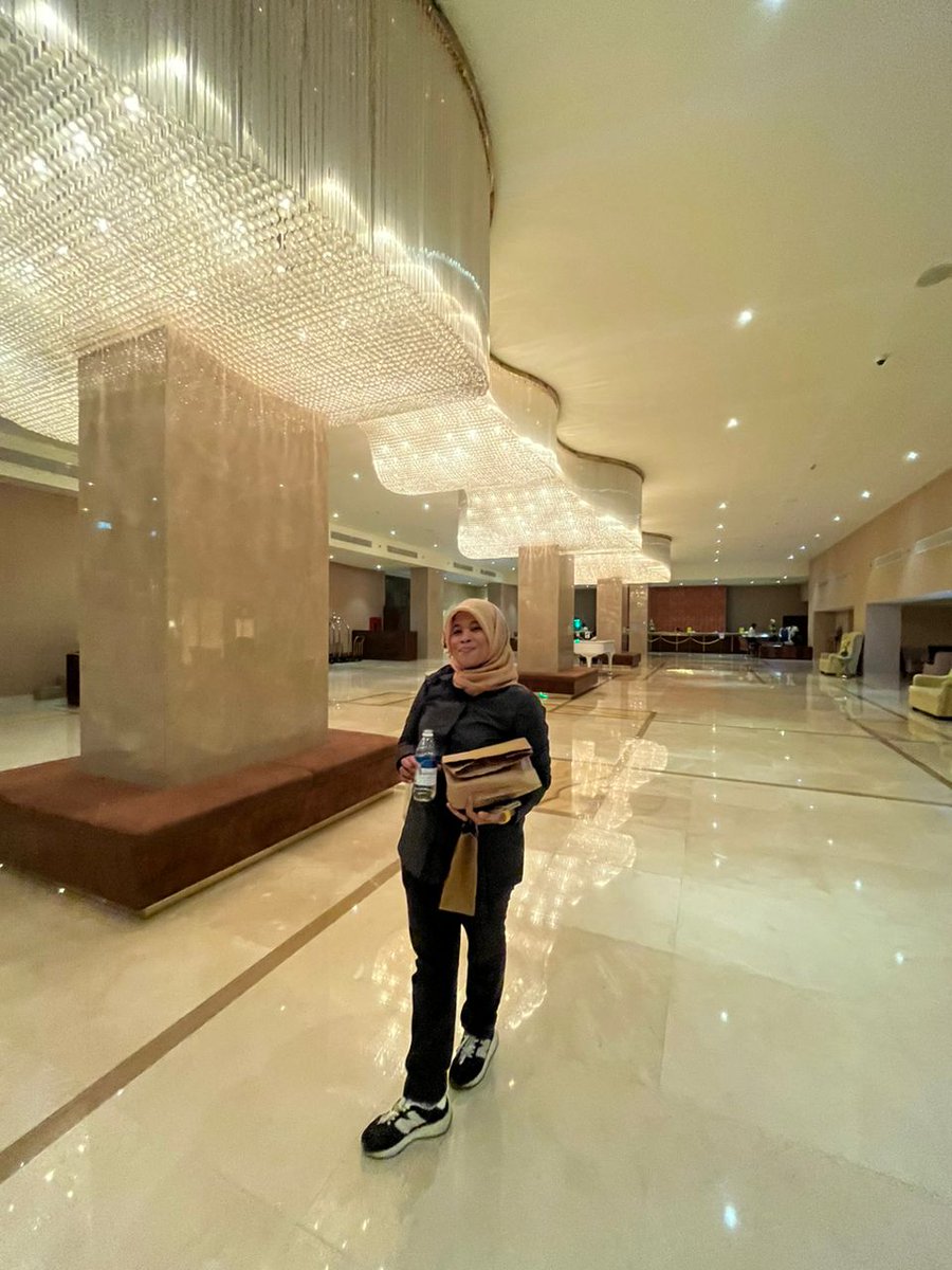 hildalexander's tweet photo. @shitlicious Ikutan #BiroJomblo cari teman becanda, diskusi, berantem, cari solusi dll yang gak alergi jatuh bangun (up n down), yang love to "travel around the world in eighty days". Tapi kalo travels around Indo juga juga gpp... Semoga ada yg sefrekuensi. Gaskeuuuun-lah https://t.co/MDKDPOeI86