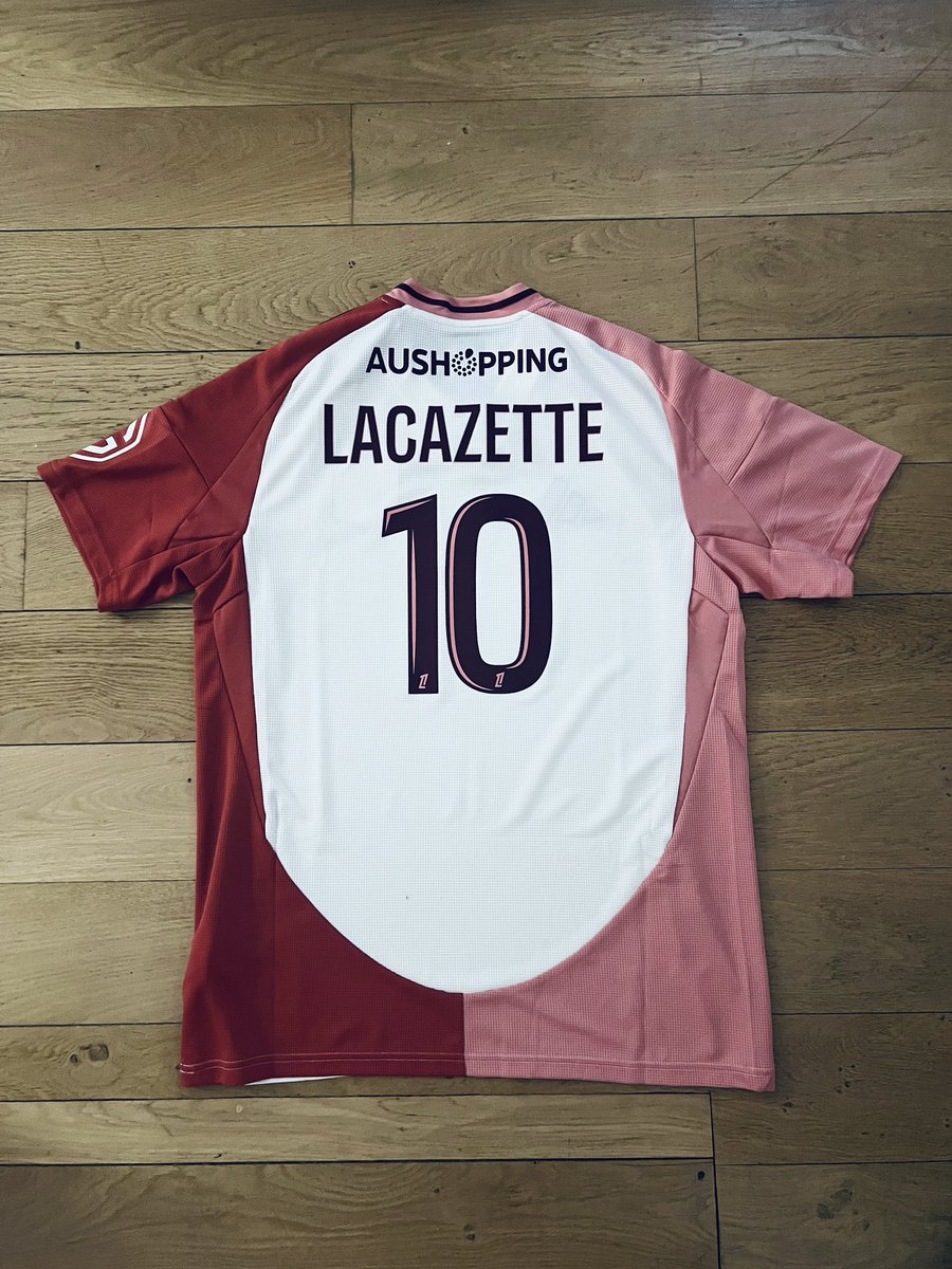cgillet71's tweet photo. Gone, né un 8 décembre à Lyon, ma famille a compris avec brio l’enjeu du cadeau d’anniversaire ❤️❤️❤️❤️❤️

@OL @LacazetteAlex 

#100%gone #8decembre #allezol https://t.co/vgDOkUvf26