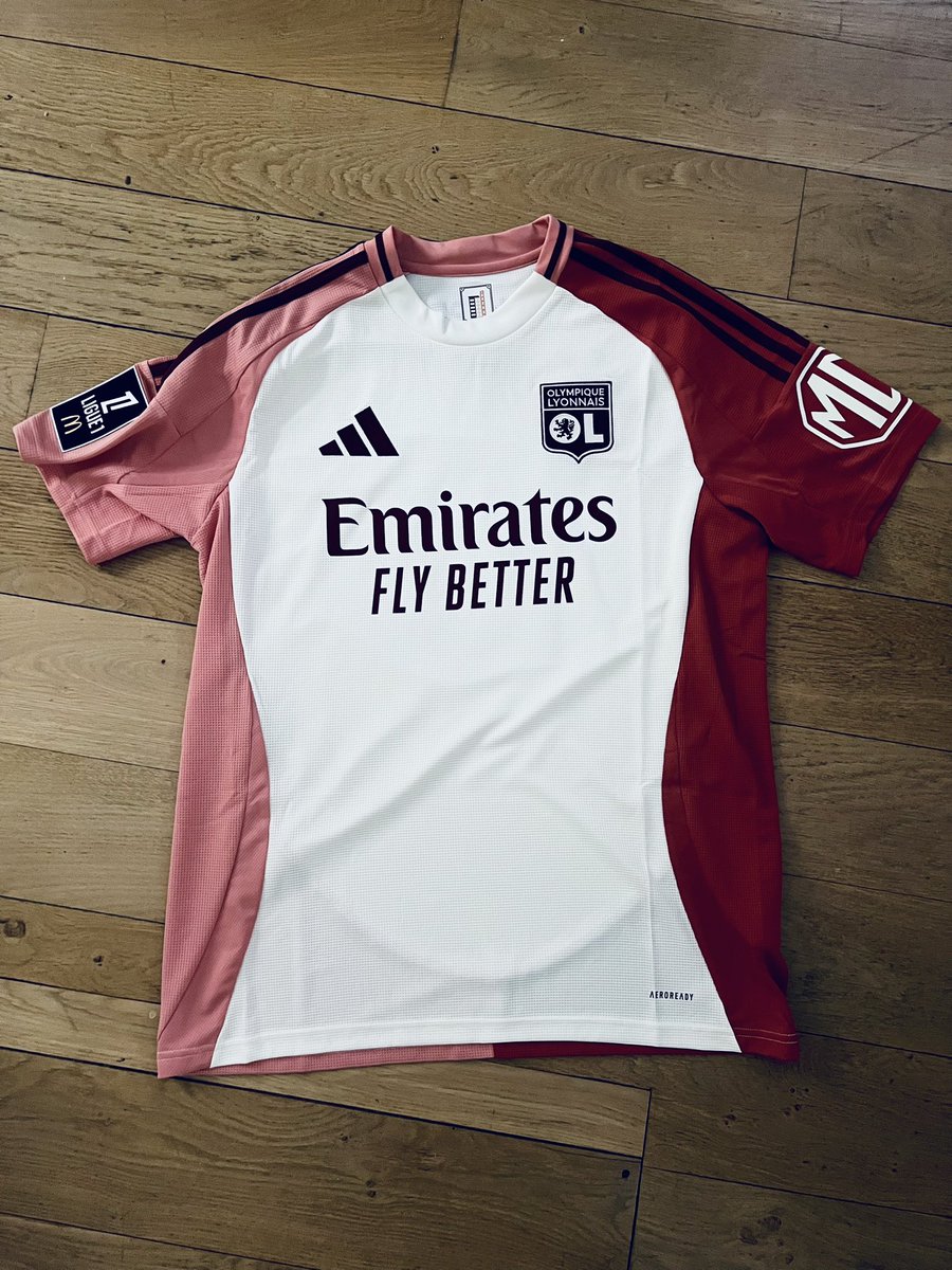 cgillet71's tweet photo. Gone, né un 8 décembre à Lyon, ma famille a compris avec brio l’enjeu du cadeau d’anniversaire ❤️❤️❤️❤️❤️

@OL @LacazetteAlex 

#100%gone #8decembre #allezol https://t.co/vgDOkUvf26