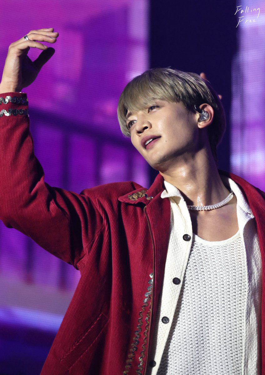 129FallingFree's tweet image. 이 1년 간 활동을 돌아보며 우리가 참 많은 처음을 함께하고 또 사랑을, 많은 의미를 공유했음을 느껴
앞으로도 또 많은 추억이 쌓이고 또 다른 이야기의 시작을 함께 써내려갈 거라 믿어 의심치 않아
그리고 사진에서 봤던 민호의 눈이 항상 빛으로 반짝이고 있어서, 그게 참 예뻐서... 보는데 웃음이…