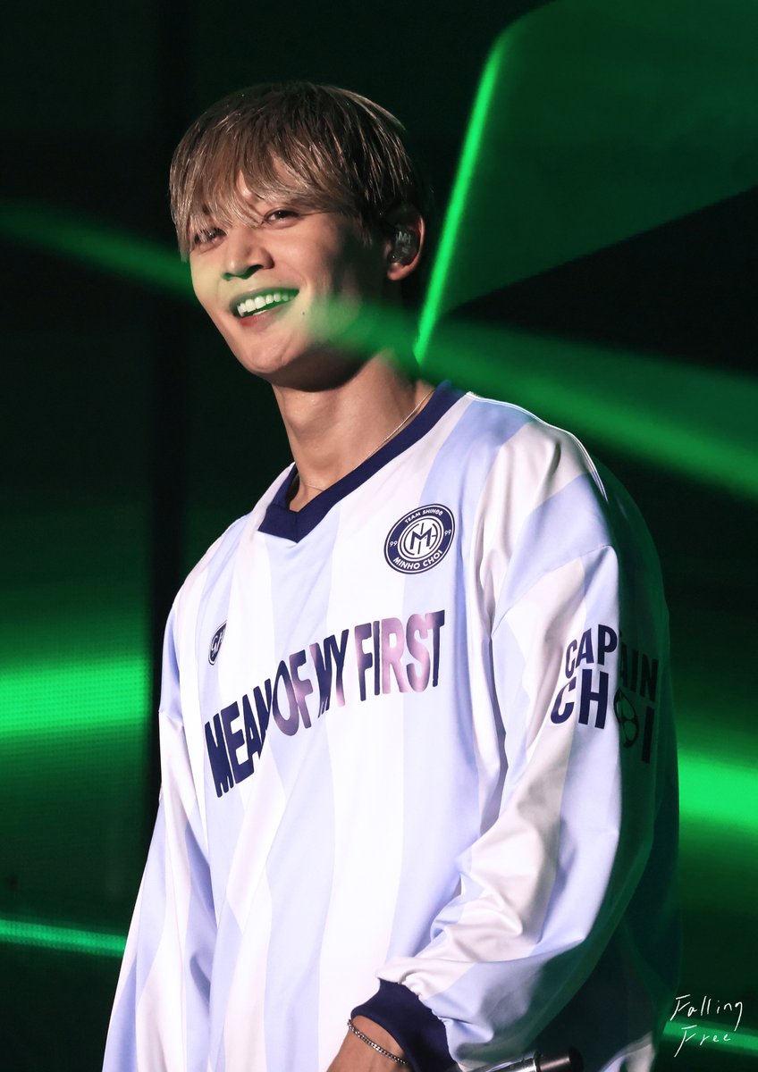 129FallingFree's tweet image. 이 1년 간 활동을 돌아보며 우리가 참 많은 처음을 함께하고 또 사랑을, 많은 의미를 공유했음을 느껴
앞으로도 또 많은 추억이 쌓이고 또 다른 이야기의 시작을 함께 써내려갈 거라 믿어 의심치 않아
그리고 사진에서 봤던 민호의 눈이 항상 빛으로 반짝이고 있어서, 그게 참 예뻐서... 보는데 웃음이…