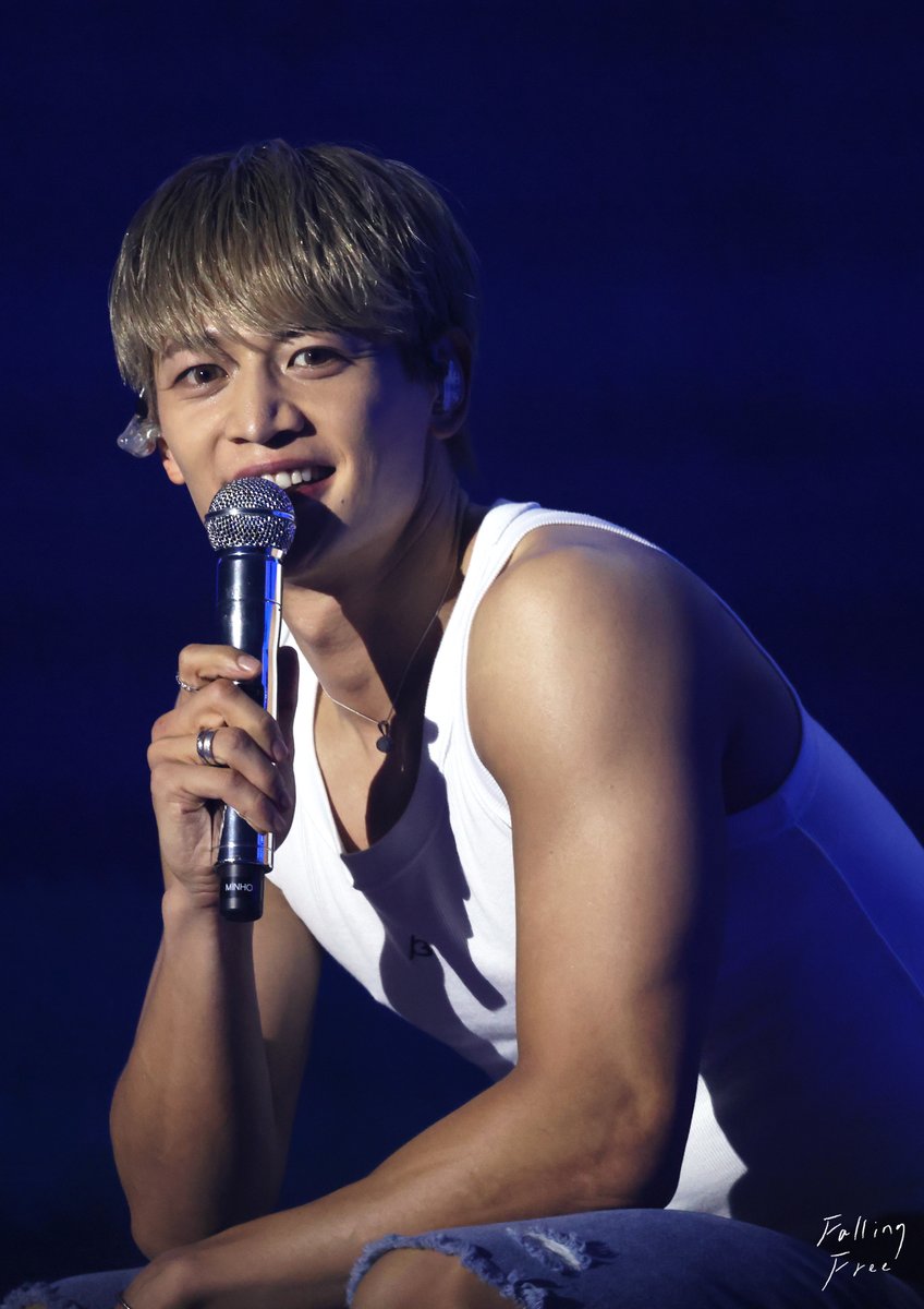 129FallingFree's tweet image. 이 1년 간 활동을 돌아보며 우리가 참 많은 처음을 함께하고 또 사랑을, 많은 의미를 공유했음을 느껴
앞으로도 또 많은 추억이 쌓이고 또 다른 이야기의 시작을 함께 써내려갈 거라 믿어 의심치 않아
그리고 사진에서 봤던 민호의 눈이 항상 빛으로 반짝이고 있어서, 그게 참 예뻐서... 보는데 웃음이…