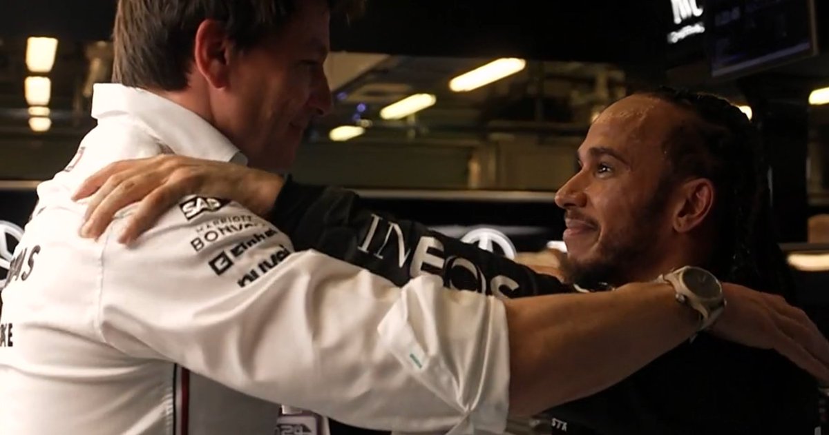TearOffFR's tweet photo. L'émotion dans les yeux de Lewis Hamilton à l'arrivée de ce Grand Prix avec Toto Wolff ! 🥹

(📸 @CanalplusF1)

#F1 #AbuDhabiGP https://t.co/eiL7o4A4k7