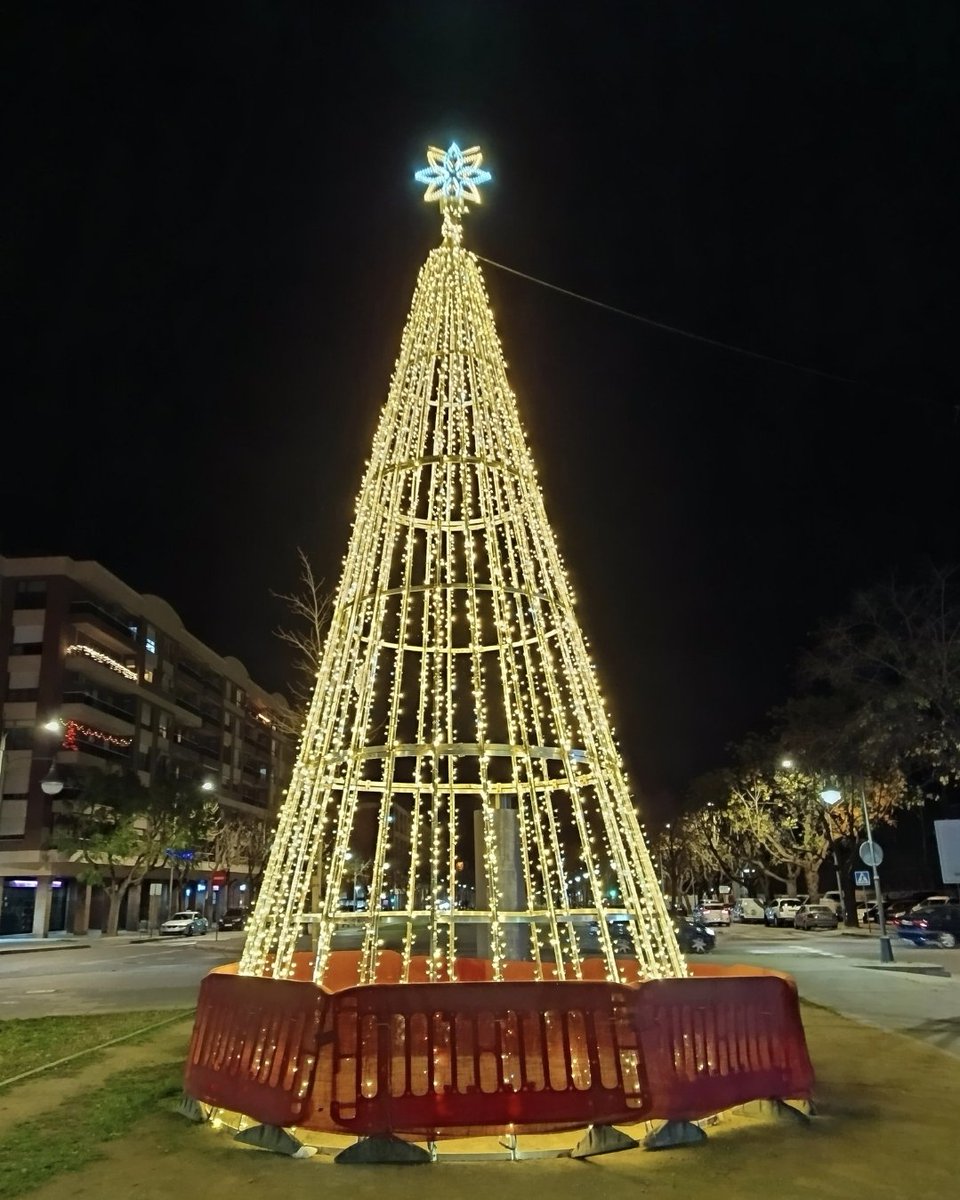 Rittenreloaded's tweet photo. En Lerida este es el único motivo navideño que hay en un barrio de 14.000 habitantes, un pequeño árbol de alambre con leds. Ni luces sobre ninguna calle, ni villancicos, nada. Todo oscuro. En Lerida hay 139.000 habitantes, de los que 45.000 son musulmanes (1/3 de la población aprox). Han aumentado un 20% en cuatro años y siguen subiendo. Los burkas e hiyabs abundan cada vez más. No entienden catalán ni castellano, cuando van a pedir ayudas, les ponen traductores. Sus tiendas están rotuladas en árabe. En los parques ya no hay niños de aquí, todos son hijos de esa gente. Sus niñas ya llevan el pelo tapado desde los diez años. Que mucho se habla de Barcelona, ​​pero lo que están haciendo en otras ciudades es una salvajada. Tan salvaje como negar realidades.