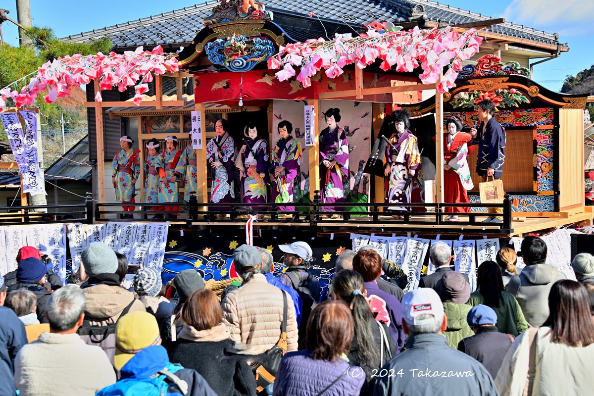 埼玉県小鹿野町飯田にある八幡神社例大祭の「鉄砲まつり」が12月7日・8日に行われ、『口上』並びに歌舞伎が地元の三田川小学校歌舞伎の子供たちによって奉納。小鹿野町立三田川小学校が令和7年4月に統合されることとなり「三田川小学校歌舞伎」としては最後の奉納。
最後の『口上』・歌舞伎に感動！
