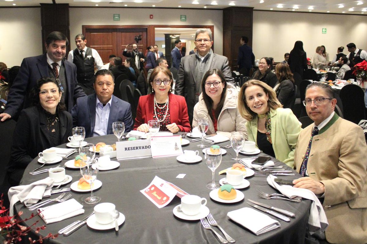 Con orgullo acudí al Informe Anual <a href="/CPFEUM/">Farmacopea Mexicana</a>, agradecí el trabajo honorario que realizan las y los expertos que elaboran controles de calidad y especificaciones técnicas necesarias para la regulación de medicamentos y dispositivos médicos para garantizar su eficiencia y seguridad.
