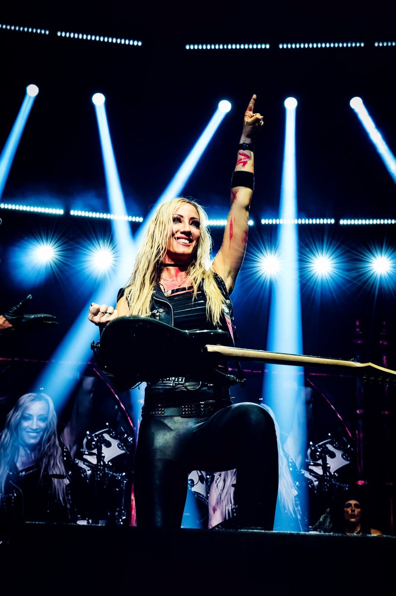 Thank you guys for the birthday wishes yesterday ❤️
I spent the day *mostly* off my phone with family, but it was amazing and I truly felt the love! I am so lucky!!

Back to work today and ready to rock the #RamsHouse  for America’s Game of the Week on <a href="/NFLonFOX/">FOX Sports: NFL</a>! 

📸